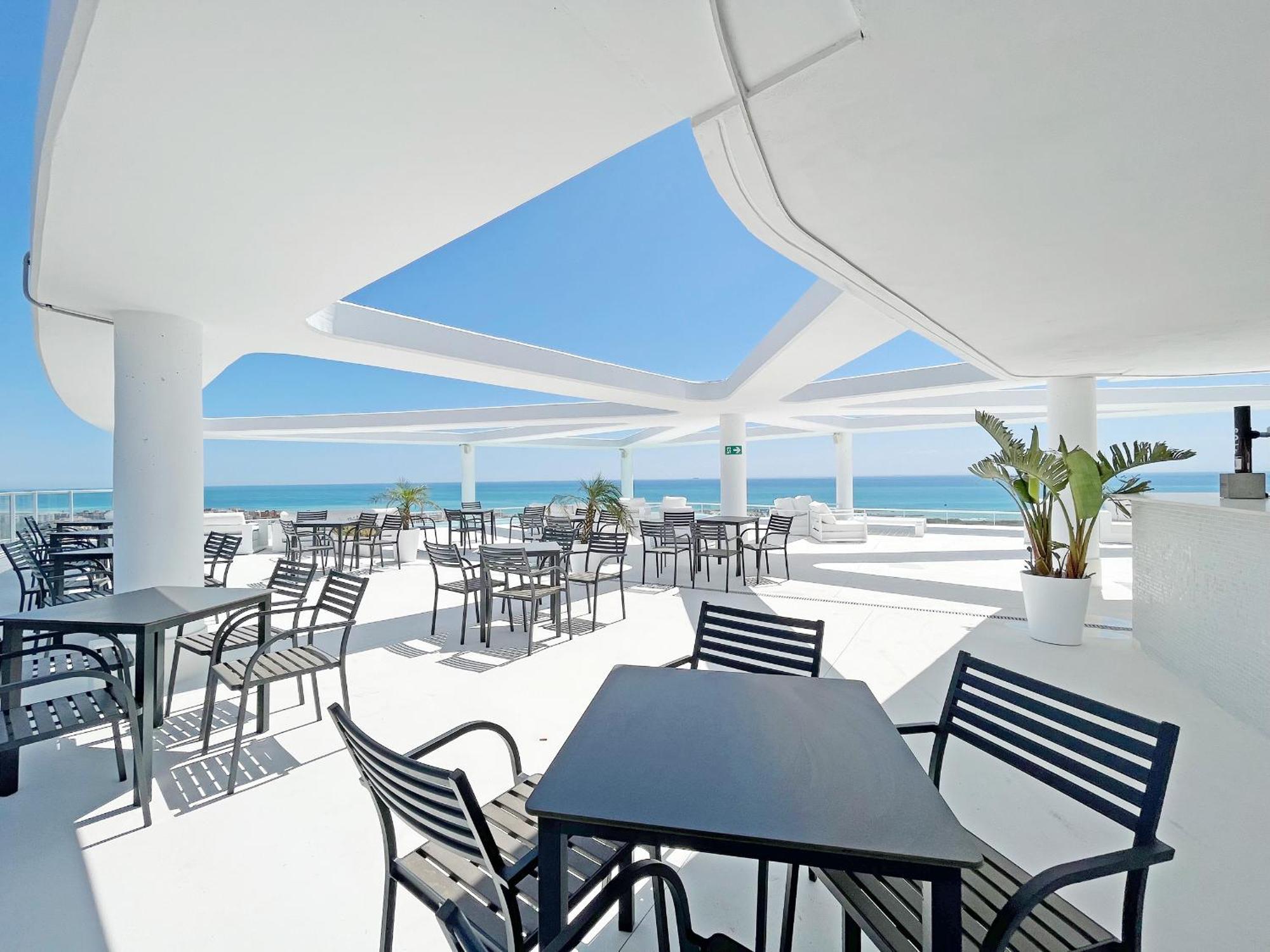 Global Properties, Con Terraza Y Vistas A La Piscina En Gran Canet Apartment *