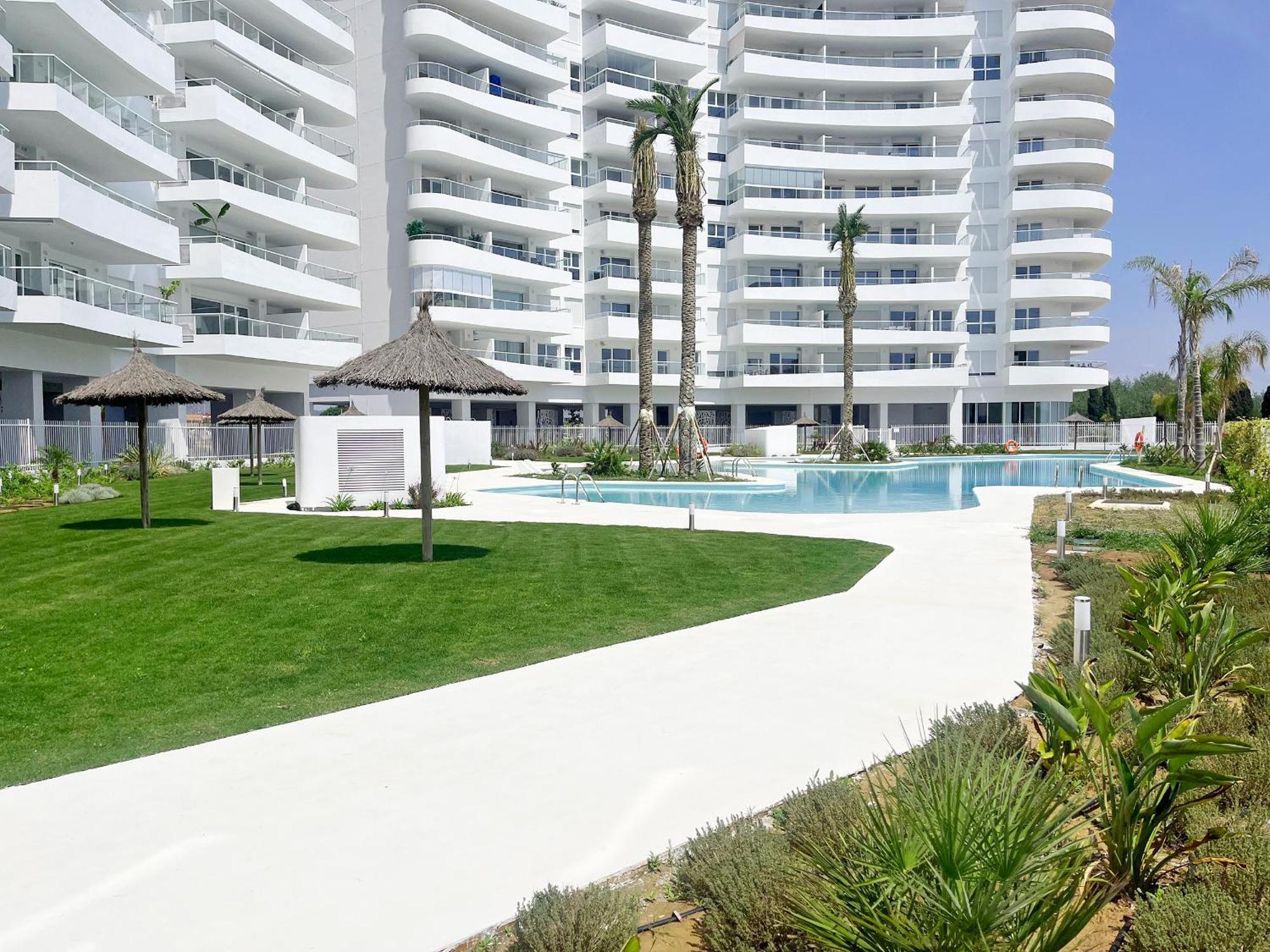 Global Properties, Con Terraza Y Vistas A La Piscina En Gran Canet Apartment
